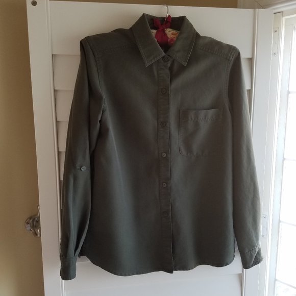 Dress Barn Tops - Vtg Button Up shirt with Collar Adj Sleeves